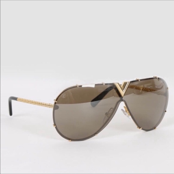 Louis Vuitton Accessories - Louis Vuitton Drive gold gorgeous sunglasses!!